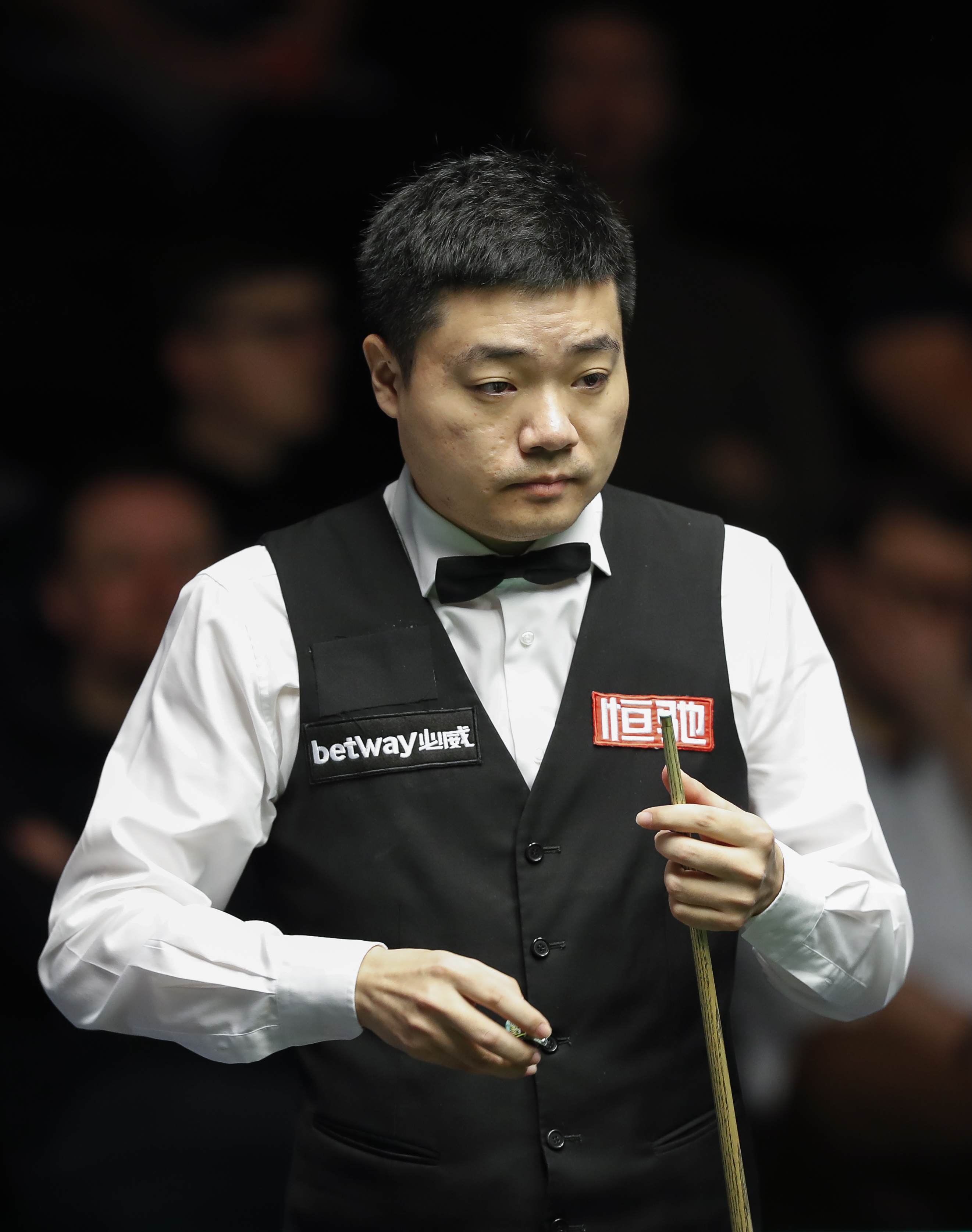 持羽毛球运 持羽毛球运